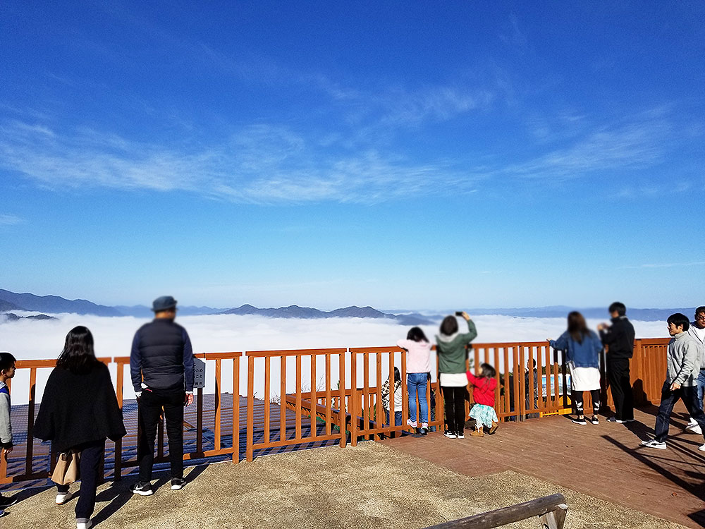 霧のテラスで雲海を見る 京都亀岡市の新名所は超オススメ観光スポットだ 亀岡市民も他県民も 亀岡ネット